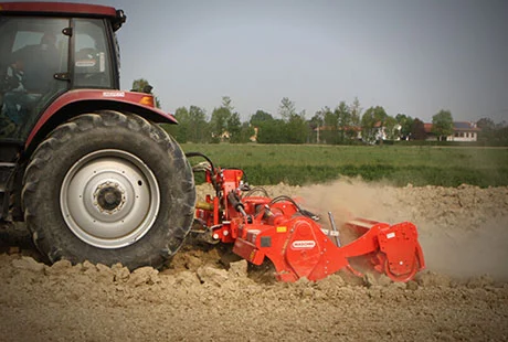 Eine Hacke auf einem gepflügten Feld