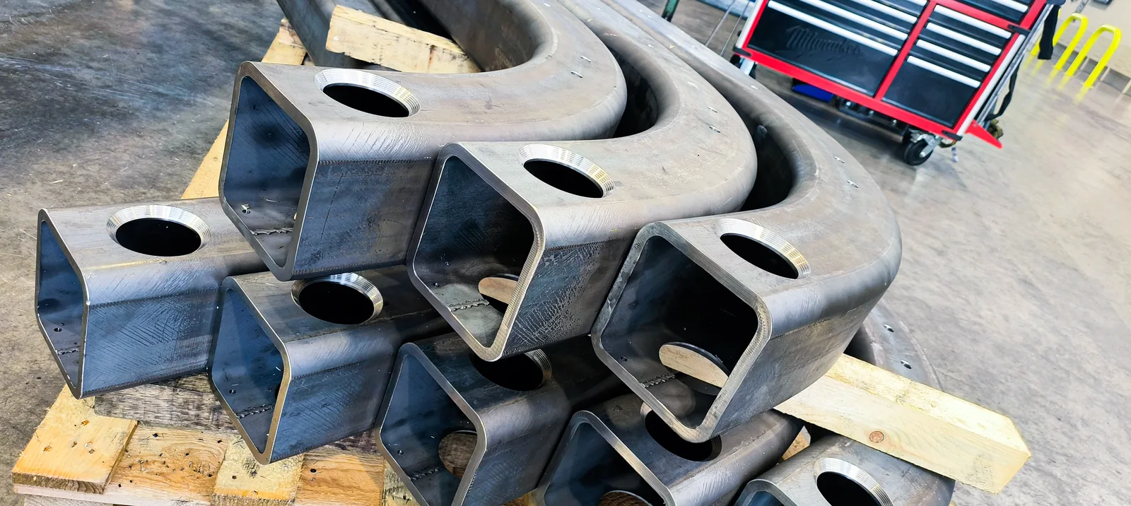 Gebogene Metallprofile für eine Aufstiegsanlage
